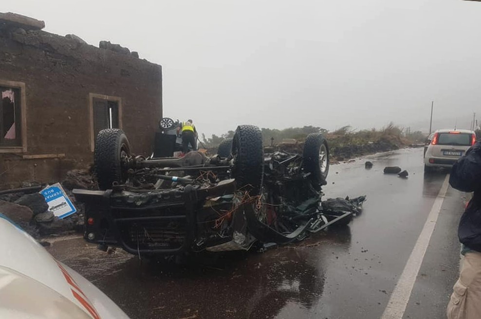 Tornado na otoku Pantelleria ugasnil dve življenji, prevračal vozila in odkrival strehe (foto: profimedia)
