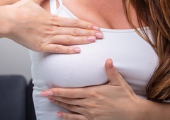 Rak na dojkah: kako se preveriti in kateri so najpogostejši simptomi