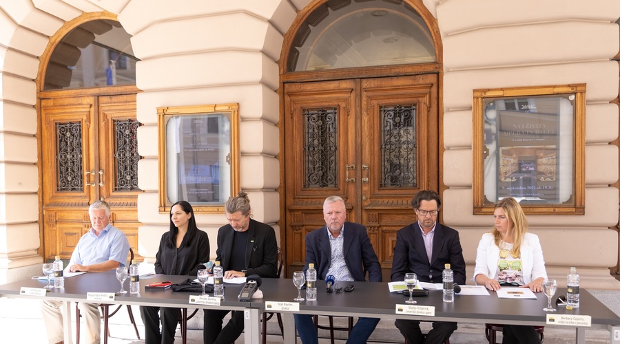 Na novinarski konferenci so repertoar sezone 2021/202 predstavili direktor SNG Opera in balet Ljubljana Staš Ravter (na sredini), umetniški direktor opere Marko Hribernik (drugi z desne), umetniški direktor baleta Renato Zanella (tretji z leve) in vodja trženja Janez Rozman (prvi z leve). Desno Barbara Čepirlo, vodja za stike z javnostjo, druga z leve Marja Filipčič Redžić, lektorica SNG Opera in balet Ljubljana. (foto: Darja Štravs Tisu)
