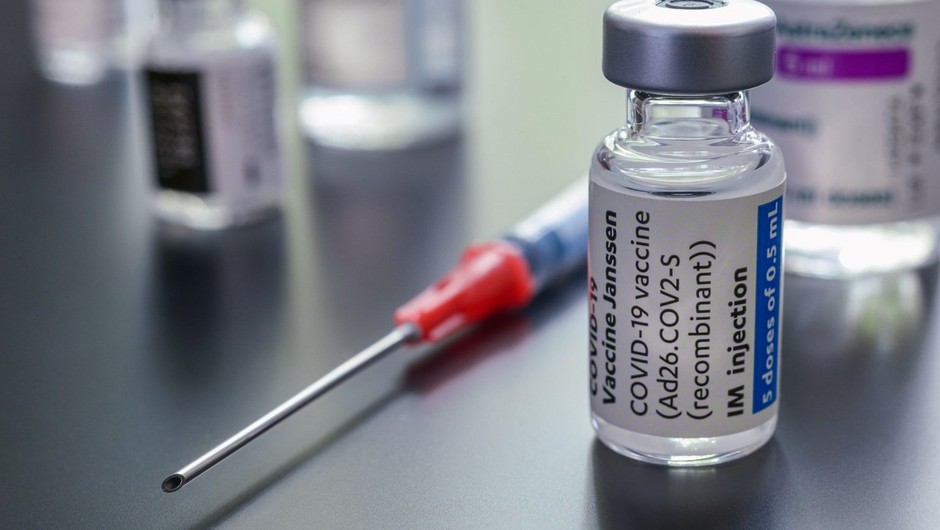 
                            Cepivo Janssen je čez noč postalo 'vroča roba', zato zalog zmanjkuje (foto: profimedia)