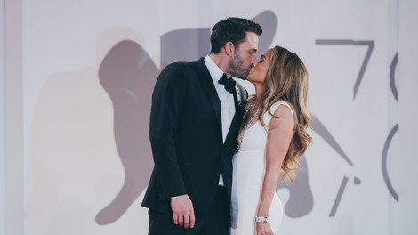 [FOTO] Jennifer Lopez in Ben Affleck med slovesom videti zaljubljena kot še nikoli