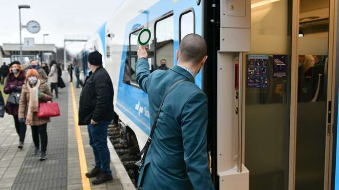 Izpolnjevanje pogoja PCT bodo na vlakih preverjali sprevodniki (foto: Tamino Petelišek/STA)