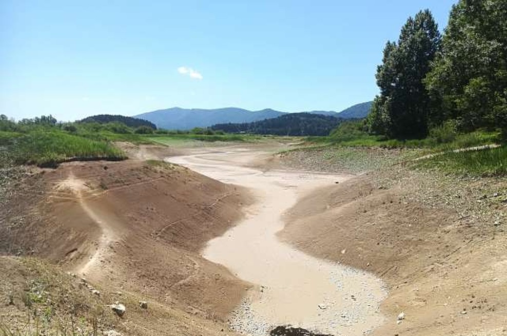 Cerkniško jezero zaradi izrazite suše v zadnjem obdobju prvič po 18 letih povsem izsušeno (foto: STA)