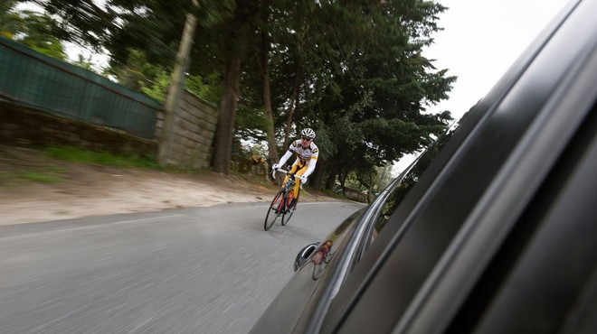 Voznik nad kolesarja kar s pestjo, ker so ga razjezili s kolesarjenjem v skupini (foto: Profimedia)