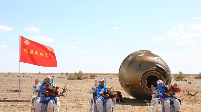 Po treh mesecih na vesoljski postaji so se kitajski astronavti vrnili domov (foto: profimedia)