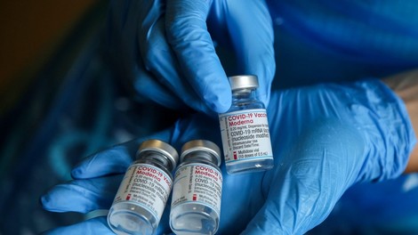 Pred hudim potekom bolezni in hospitalizacijo najbolj ščiti cepivo Moderne