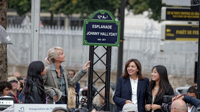 Francozi so se poklonili pokojnemu Johnnyju Hallydayu s šestmetrskim spomenikom (foto: profimedia)