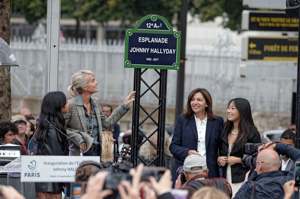 Francozi so se poklonili pokojnemu Johnnyju Hallydayu s šestmetrskim spomenikom (foto: profimedia)