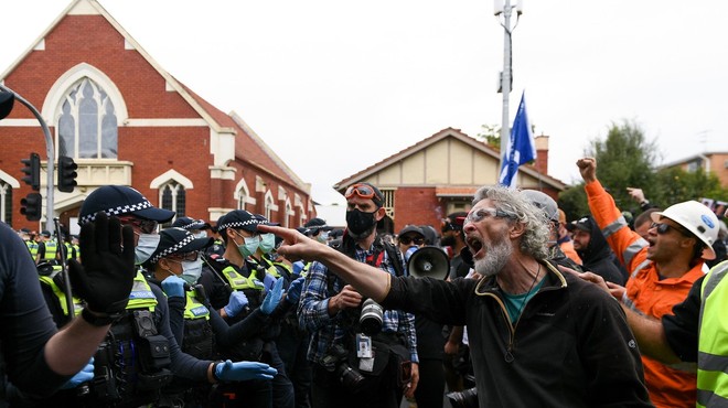 Avstralski policisti v Melbournu aretirali več kot 200 nasilnih protestnikov (foto: profimedia)