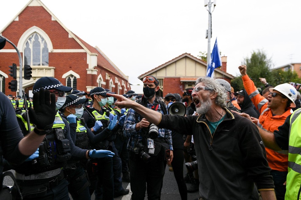 Avstralski policisti v Melbournu aretirali več kot 200 nasilnih protestnikov (foto: profimedia)