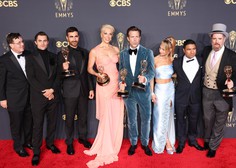 Emmyja za najboljšo televizijsko dramsko serijo prejela Krona, med komičnimi serijami slavil Ted Lasso