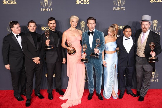 Emmyja za najboljšo televizijsko dramsko serijo prejela Krona, med komičnimi serijami slavil Ted Lasso