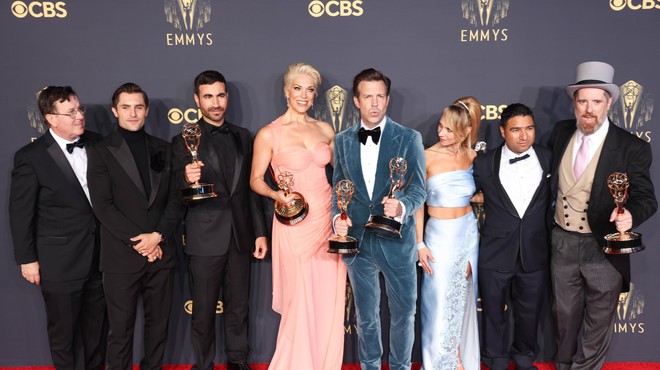 Emmyja za najboljšo televizijsko dramsko serijo prejela Krona, med komičnimi serijami slavil Ted Lasso (foto: Profimedia)