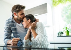 Ste vedeli, da lahko s poljubom, ki ga namenite ženi pred odhodom v službo, podaljšate življenje?