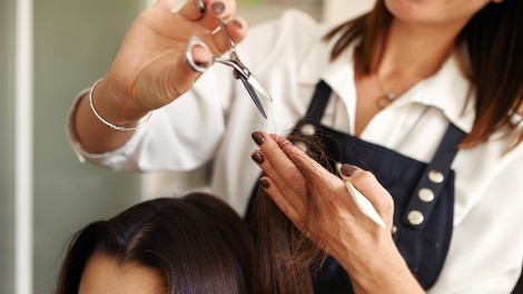 Frizerski salon mora plačati 230 tisoč evrov odškodnine stranki za preveč skrajšane lase