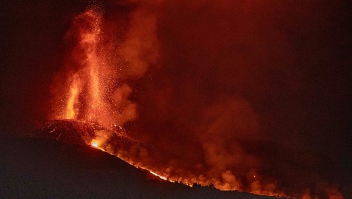 Vulkan Cumbre Vieja na kanarskem otoku La Palma še naprej bruha lavo in pepel