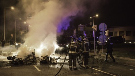 Ob množičnih zabavah na prostem v Barceloni tudi nekaj hujših izgredov