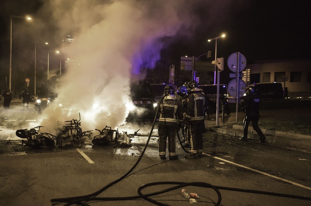 Ob množičnih zabavah na prostem v Barceloni tudi nekaj hujših izgredov (foto: profimedia)
