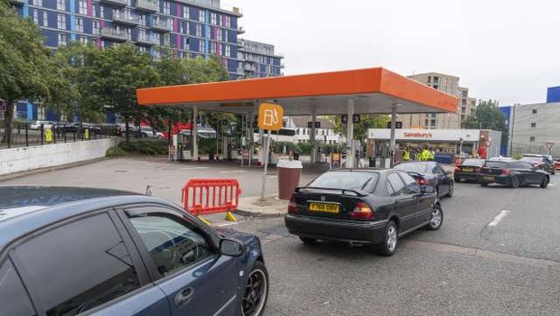 
                            V Veliki Britaniji panično nakupovanje goriva (foto: Xinhua/STA)