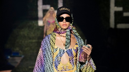 Tu je novo dizajnersko sodelovanje med znamkama Fendi in Versace