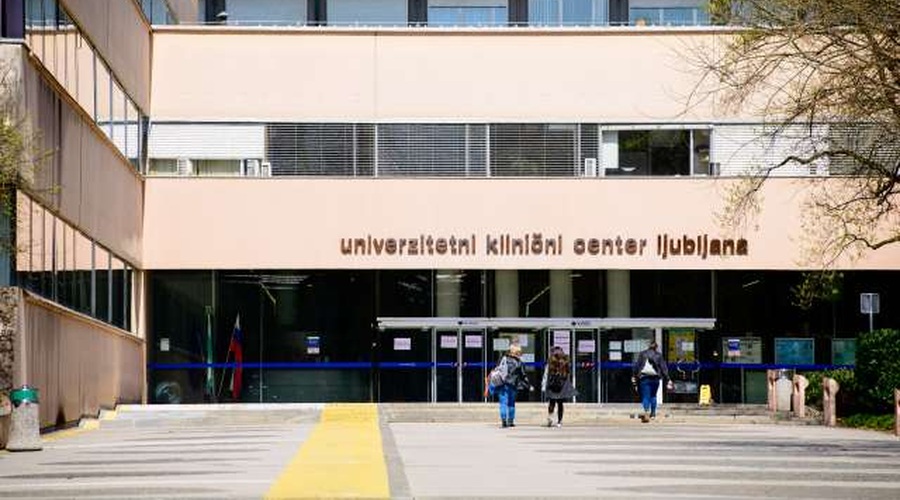 V UKC Ljubljana zaradi koronavirusa vse več zaposlenih v izolaciji in karanteni (foto: Nebojša Tejić/STA)