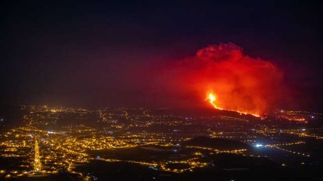 Na otoku La Palma lava dosegla morje