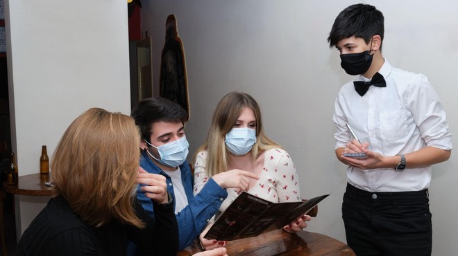 Maske ne bodo več potrebne v zaprtih prostorih, kjer nudijo tudi strežbo hrane in pijače (foto: Profimedia)