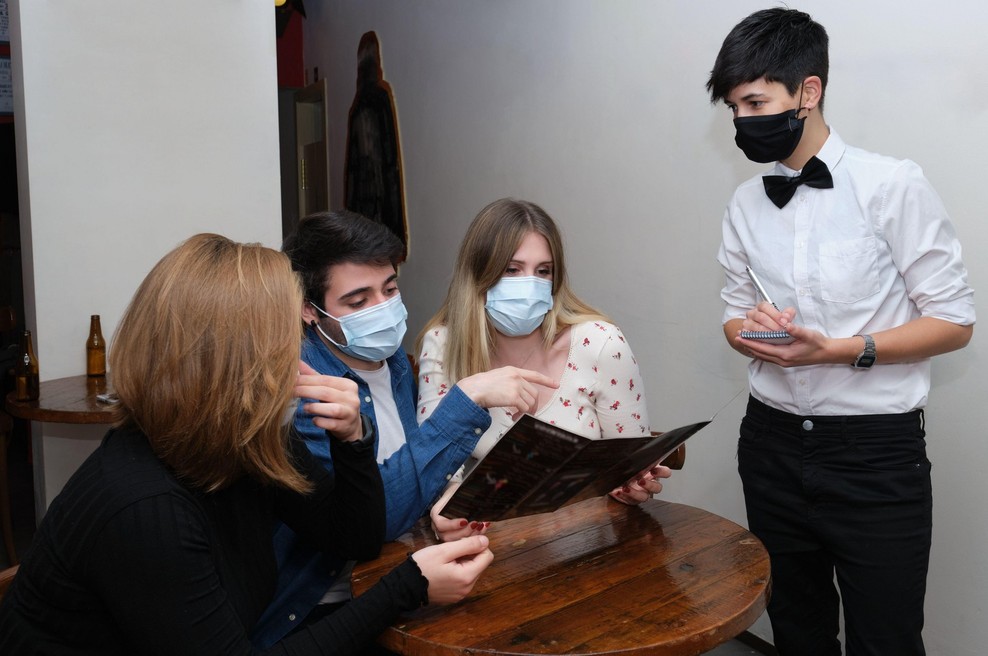 Maske ne bodo več potrebne v zaprtih prostorih, kjer nudijo tudi strežbo hrane in pijače (foto: Profimedia)