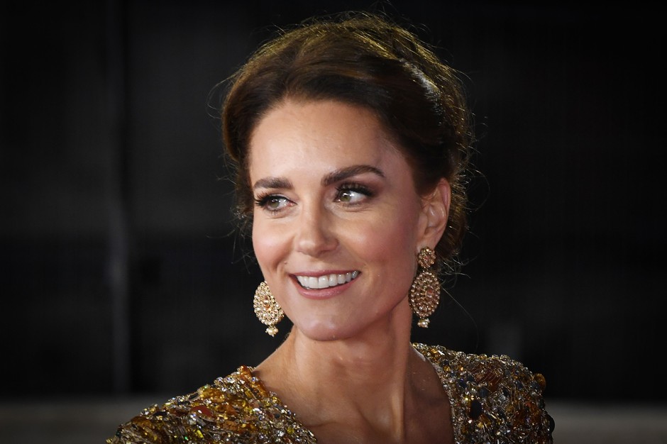 Kate Middleton vedno navduši z modnimi stajlingi. Posebej všeč pa so nam tisti za na rdečo preprogo, saj vedno vključi …
