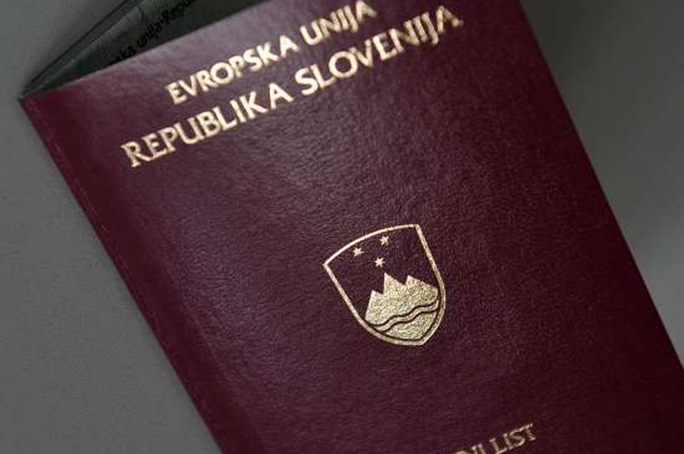 POZOR: Preverite KJE in KDAJ boste lahko zamenjali osebne dokumente! (foto: Tamino Petelinšek/STA)