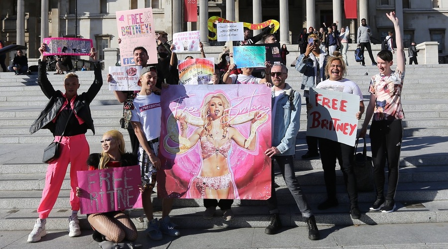 Britney jokala od sreče, ko je sodišče odvzelo status skrbnika njenemu očetu (foto: profimedia)