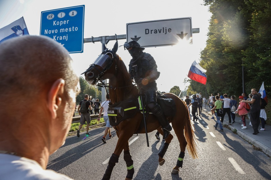 V sredo so protestniki po ljubljanskih ulicah vztrajali kar sedem ur. Izbrali smo 6 fotografij, ki so zares nenavadne in …