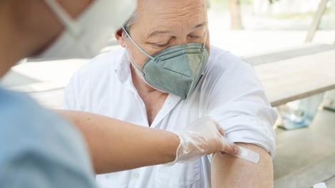 Četrtkova statistika testiranja: 5330 PCR testov, 970 okužb, delež pozitivnih 18,2 odstotka