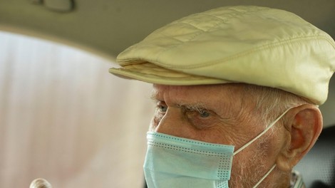 Petkovo testiranje je potrdilo slabo petino novih okužb med 4993 odvzetimi vzorci