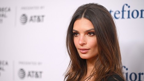 Ameriška manekenka Emily Ratajkowski po osmih letih razkrila, kateri zvezdnik jo je nadlegoval