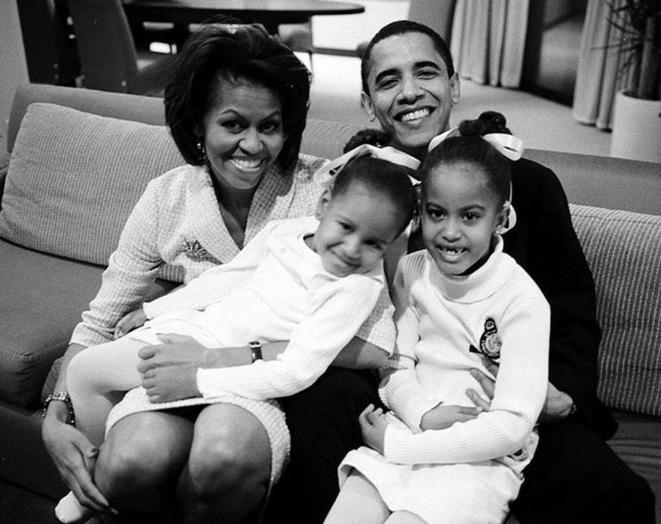 ... dve hčerki. To sta Maila in Sasha Obama. Prikupno, kajne? Skozi vsa leta sta si zakonski par Obama stala …