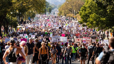 Protest je legitimen le, če ne ogroža drugače mislečih (ali, kaj nas o tem uči psihologija množic)