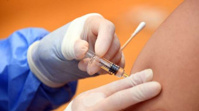Cepljenje s poživitvenim odmerkom varno in učinkovito že tri mesece po prvotnem cepljenju (foto: Xinhua/STA)