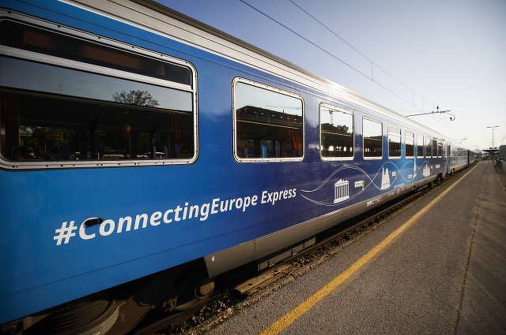 Vlak Connecting Europe prispel na cilj v Pariz (foto: Anže Malovrh/STA)