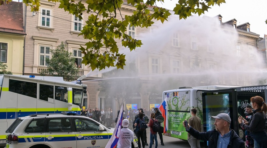 Kratka zgodba solzivca: kdo ga je izumil za ljudi, da bi ga ti nato uporabili proti ljudem (foto: profimedia)
