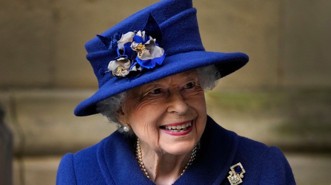 Britanska kraljica v javnosti pri hoji uporabljala palico (foto: Profimedia)