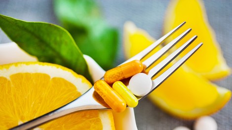 Strokovnjaki predlagajo, da priporočeni dnevni vnos vitamina C podvojimo - v katerih živilih se skriva?