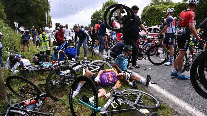 Sojenje gledalki, ki je povzročila nesrečo na Tour de France – kakšna kazen jo čaka (foto: Profimedia)