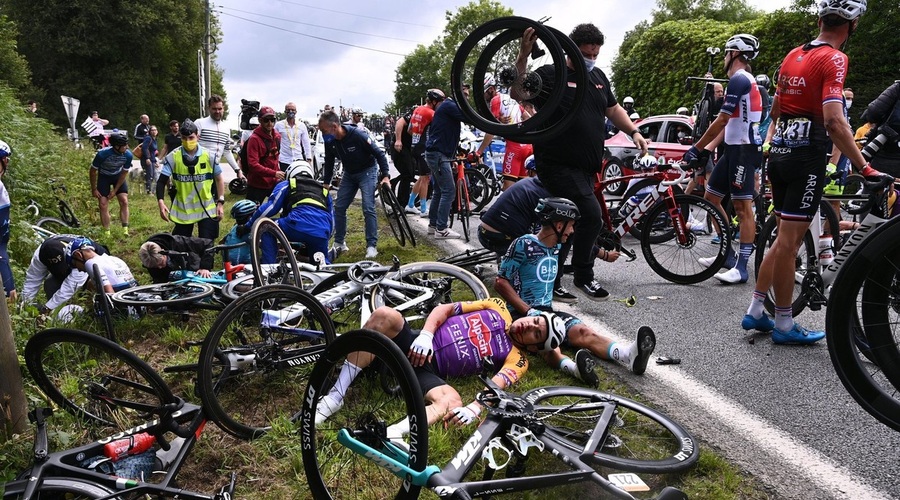 Sojenje gledalki, ki je povzročila nesrečo na Tour de France – kakšna kazen jo čaka (foto: Profimedia)