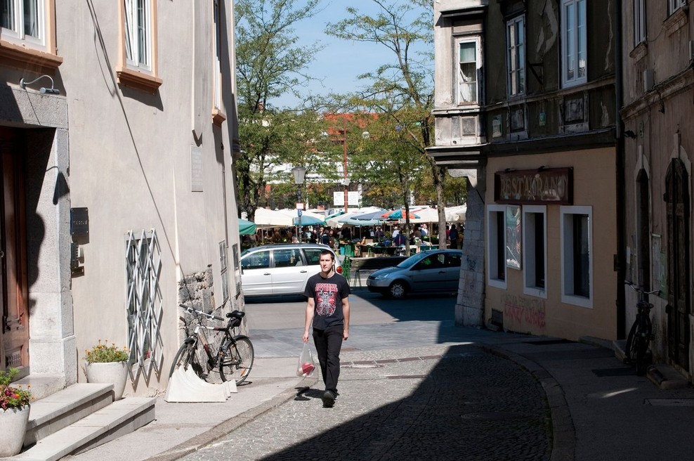 V četrtek v Sloveniji potrdili 1100 okužb z novim koronavirusom (foto: profimedia)