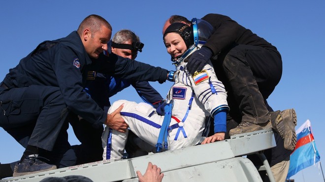 Po snemanju prvega filma v vesolju ruska ekipa spet doma (foto: profimedia)