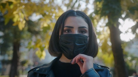 Delež pozitivnih testov je v ponedeljek znašal 31,9 odstotka