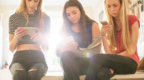 Zdravniki so zaskrbljeni: je TikTok kriv za epidemijo tikov in kompulzivnega govora pri najstnicah?