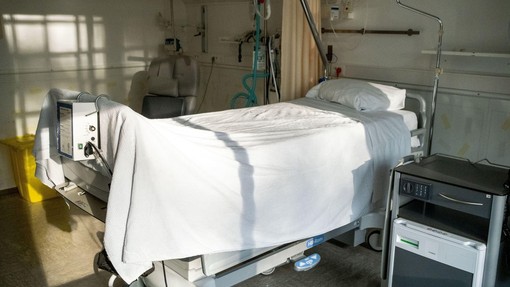 Covidni bolnik snel masko s kisikom in pobegnil iz bolnice. Našli so ga mrtvega v Samoboru.