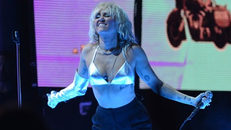 Miley Cyrus odvrgla modrček in oblekla pomankljiva oblačila - imamo fotografije!
